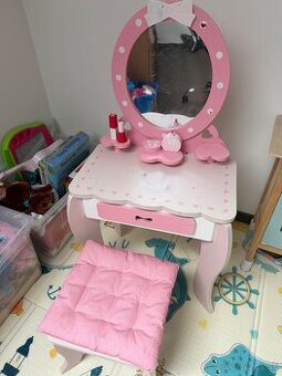 Kozmeticky stolik