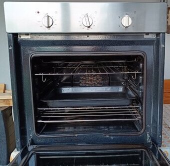 Predám vstavanú teplovzdušnú rúru Candy.