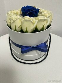Flower box biele ruže mydlové  modrá večná ruža