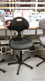 predám stolička s klzákmi k priemyselným šijacím strojom