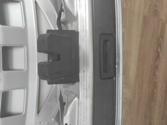 skoda superb 2 zamok na kufrove dvere alebo tlačidlo