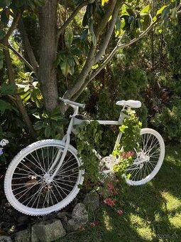 Dekoratívny bicykel do záhrady