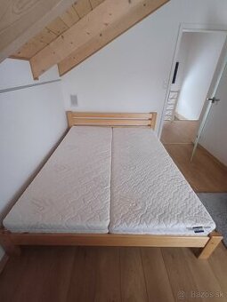 Manželská masívna posteľ