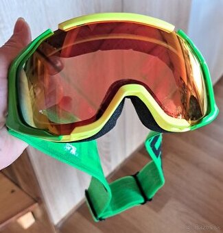 Lyžiarska prilba s okuliarmi