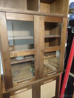 Masívna drevená vitrínová skriňa s policami