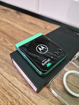 Predám iba vyskúšanú Motorolu Razr 60, záruka ALZA
