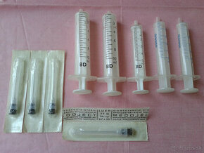 plastové injekčné striekačky a ihly