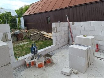 Pomocník na stavbe