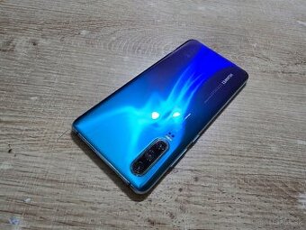 Huawei P30 128gb s krasnym super amoled displejom vdaka comu