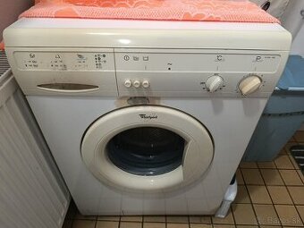 Práčka Whirlpool.