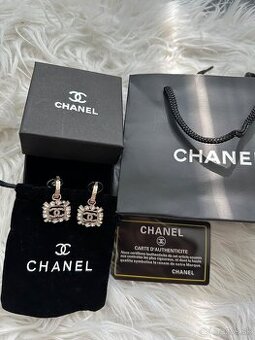 Nové nenosené napichovacie nausnice Chanel