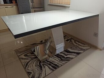 Jedálenský stôl + 4 stoličky