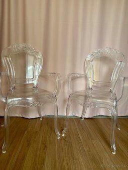 Sada dvoch priehľadných jedálenských stoličiek