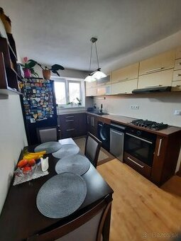 Predám kompletne zariadený 2-izbový byt na starom sídlisku. - 1