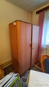 Darujem staré polepené skrine