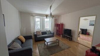 Priestranný 4-izbový byt – Levice, Dopravná ulica