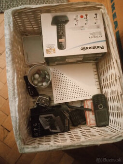 SET 2x Plastové Krabice + Balík Starej Elektroniky (Telefóny