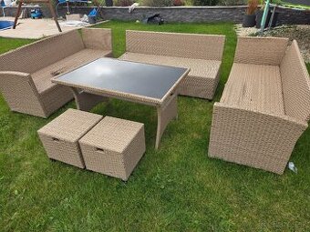 Terasové sedenie v tvare U