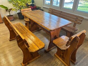 Drevený stôl z lavicami a stoličkamy