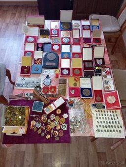 Predám veľkú zbierku odznakov, medaili, vyznamenaní