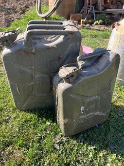 vojenské kanistre na palivovo