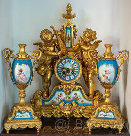 Starožitné francúzske krbové hodiny so svietnikmi s motívom