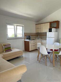 Chorvátsko, apartmán len 130 m od pláži s pieskom v mori