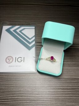 💍 Luxusný prsteň s prírodným rubínom a diamantmi