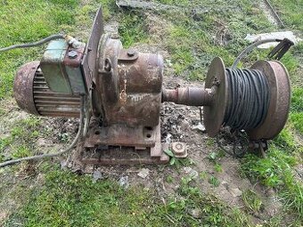 Elektromotor s prevodovkou a s navijakom