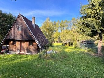 Krásna, veľká a slnečná záhrada s chatou pred dokon…