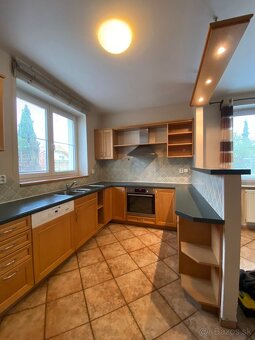 Moderná kuchynská linka so spotrebičmi