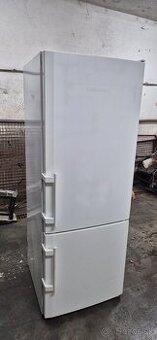 Chladnicka s mraznickou liebherr