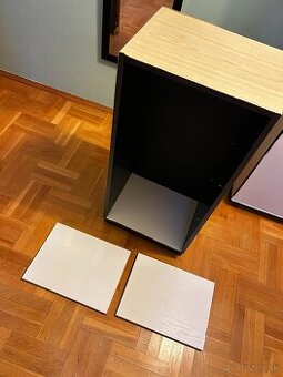 skrinka bez dvierok s poličkami