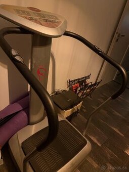 Vibracny posilovací stroj