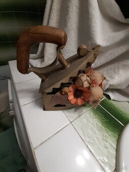 Stará žehlička na uhlie - ako zo zlata, vyčistená