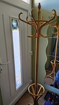 Drevený vešiak na kabáty