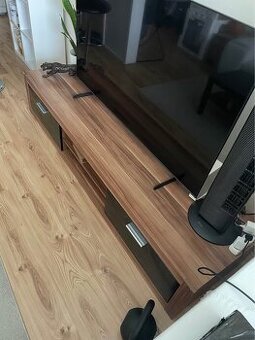 skrinka pod TV