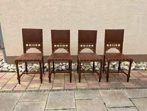 Staré stoličky so zdobenou kožou