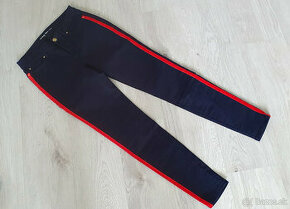 Modré nohavice s červeným prúžkom v.38