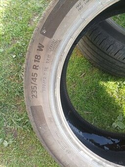235/45R18