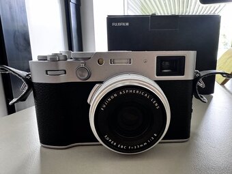 Fujifilm X100VI strieborný