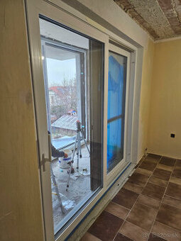 Zdvižno-posuvný HST 3-sklo so sieťkou proti hmyzu