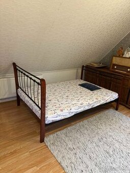 Posteľ s rostom a matracom 140x 200cm kovovo- drevená