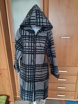 dámsky kabát s kapucou napevno