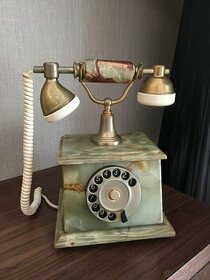 Starožitný retro telefón z onyxu ako novy