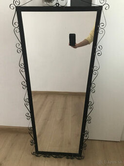 Retro zrkadlo v kovovom ozdobnom ráme