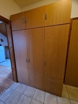 Predám chodbovú skrinu alebo do studentskej