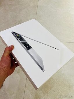 MacBook pro 13,3