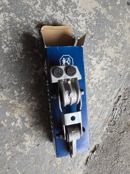 Drziak motora Volvo