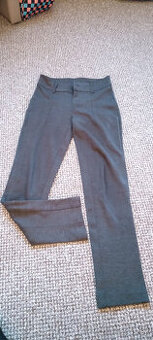 šedé slim nohavice